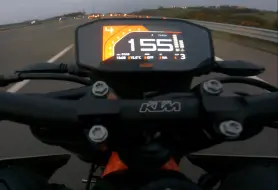 下载视频: KTM 890 Duke R | 极速 💨💥