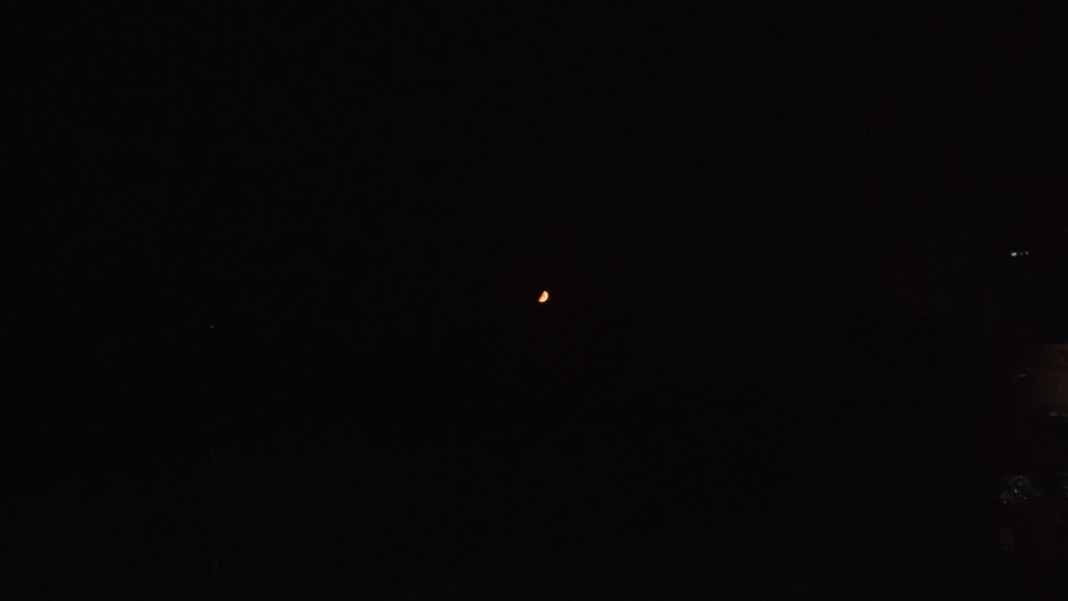 一轮血月在当空.