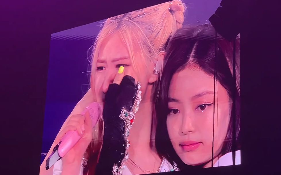 [图]【Blackpink】曼谷演唱会成员集体落泪！全场大喊don’t cry baby, we love you 唱幸福的歌吧！我们只相信BLACKPINK