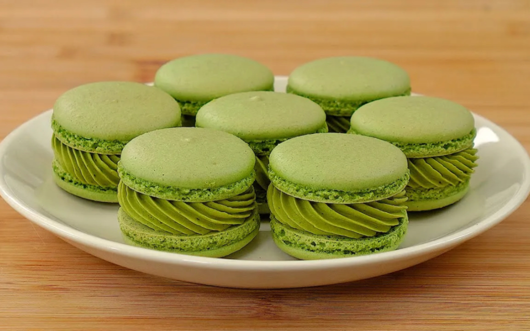 如何在家为初学者制作马卡龙,如此简单! (抹茶马卡龙奶油夹心配方)