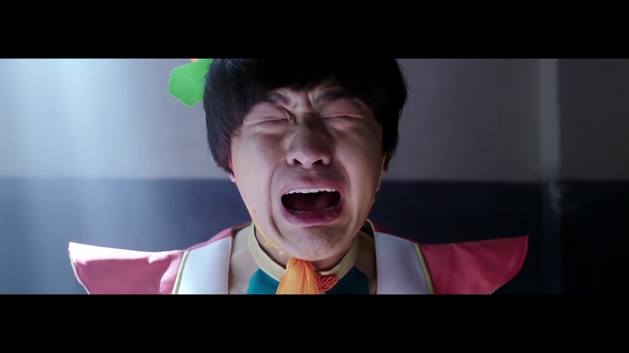 包贝尔穿成葫芦娃装扮,被性感女人强行脱衣