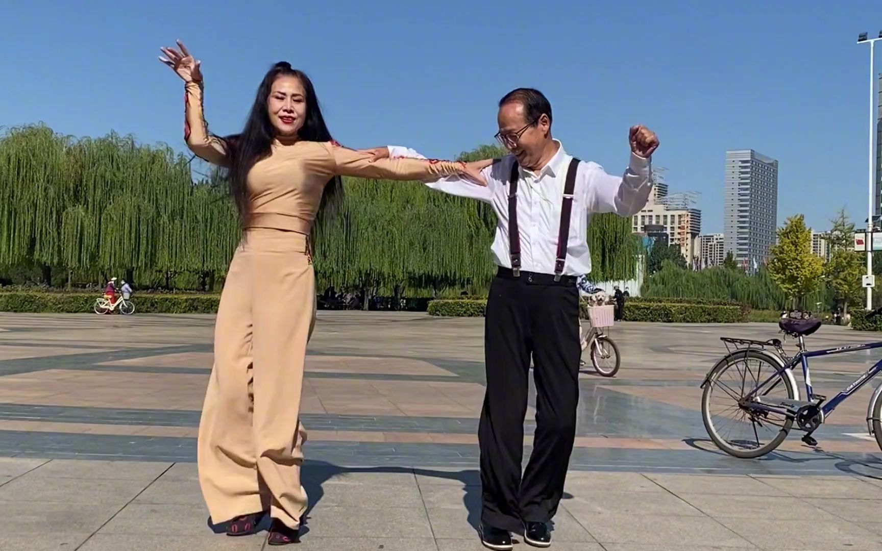 魔鬼身材的大美妞和退休大叔配合默契,美女妖娆妩媚大叔风趣幽默