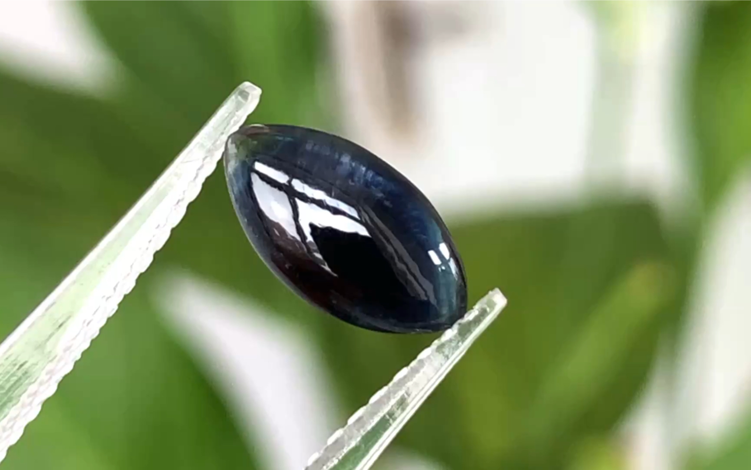 天然无烧蓝宝石,深海蓝色,全净玻璃体,火彩犀利璀璨,重2.03克拉