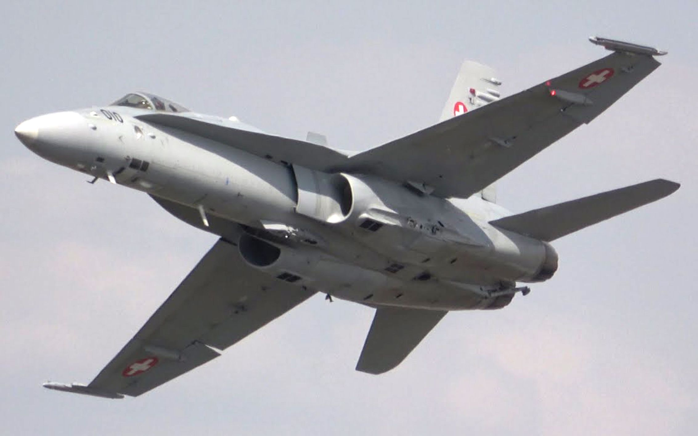 公开表演,f/a-18c"大黄蜂"战机展示超强悍机动性能