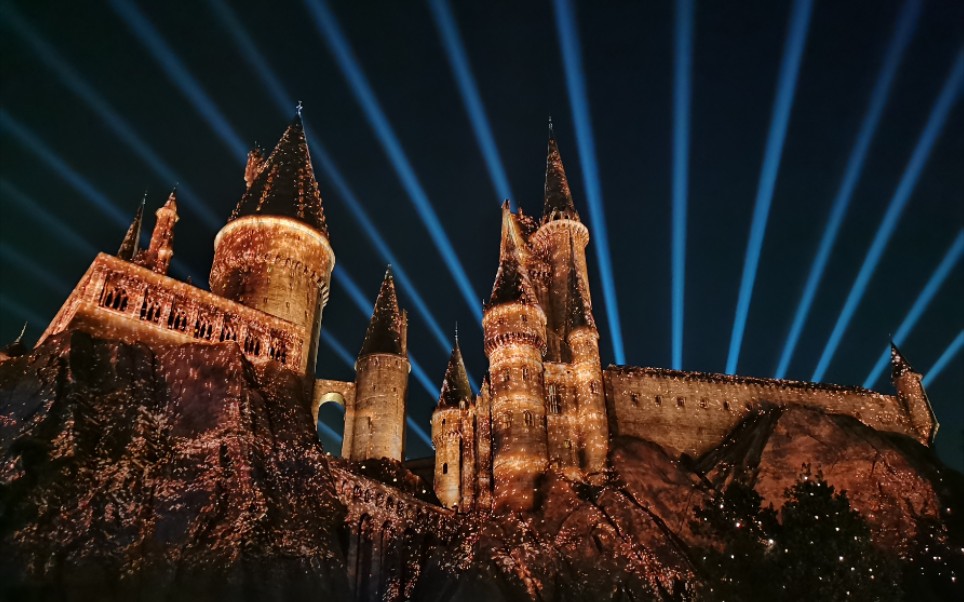 北京环球影城霍格沃茨魔法学院灯光秀