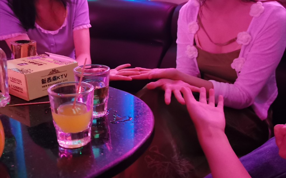 她们在ktv玩游戏,我在毁泸沽湖