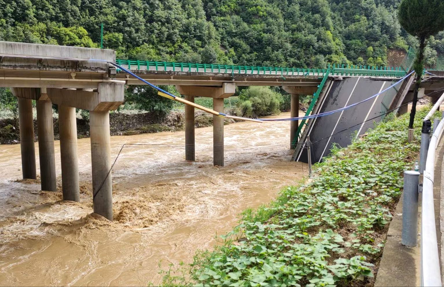 陕西柞水高速公路桥梁垮塌灾害遇难者增至12人 31人失联哔哩哔哩bilibili