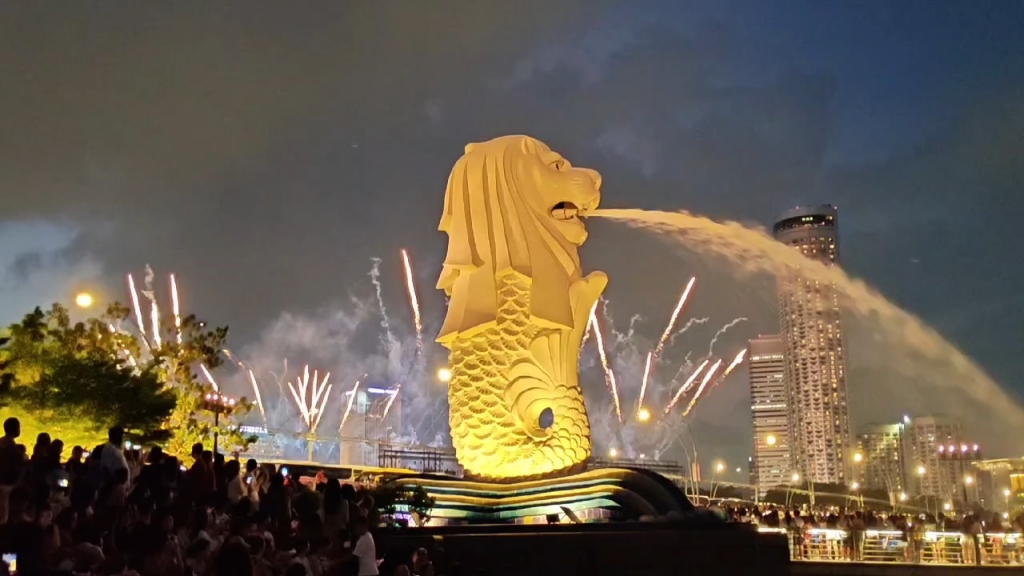 鱼尾狮喷泉烟火秀!新加坡夜景美翻天