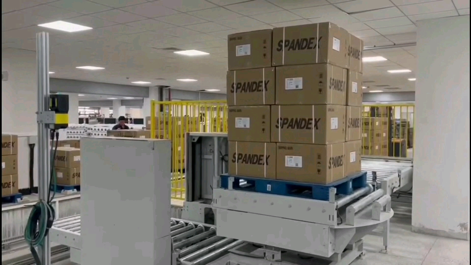 rgv与旋转台输送机的完美配合,科德智能项目现场实拍