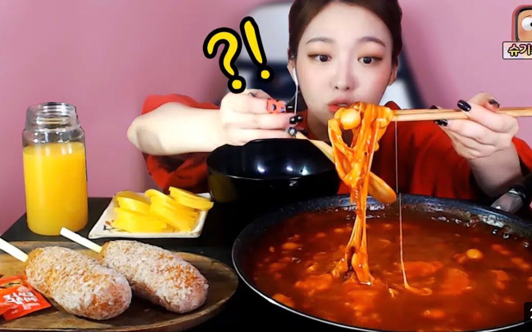 【shukiiiii炸鸡少女】吃播 辣酱芝士年糕汤 糖粉热狗棒脆萝卜片