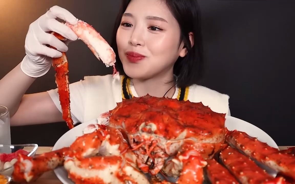 韩国美女吃帝王蟹 原来看别人吃东西也是一种享受