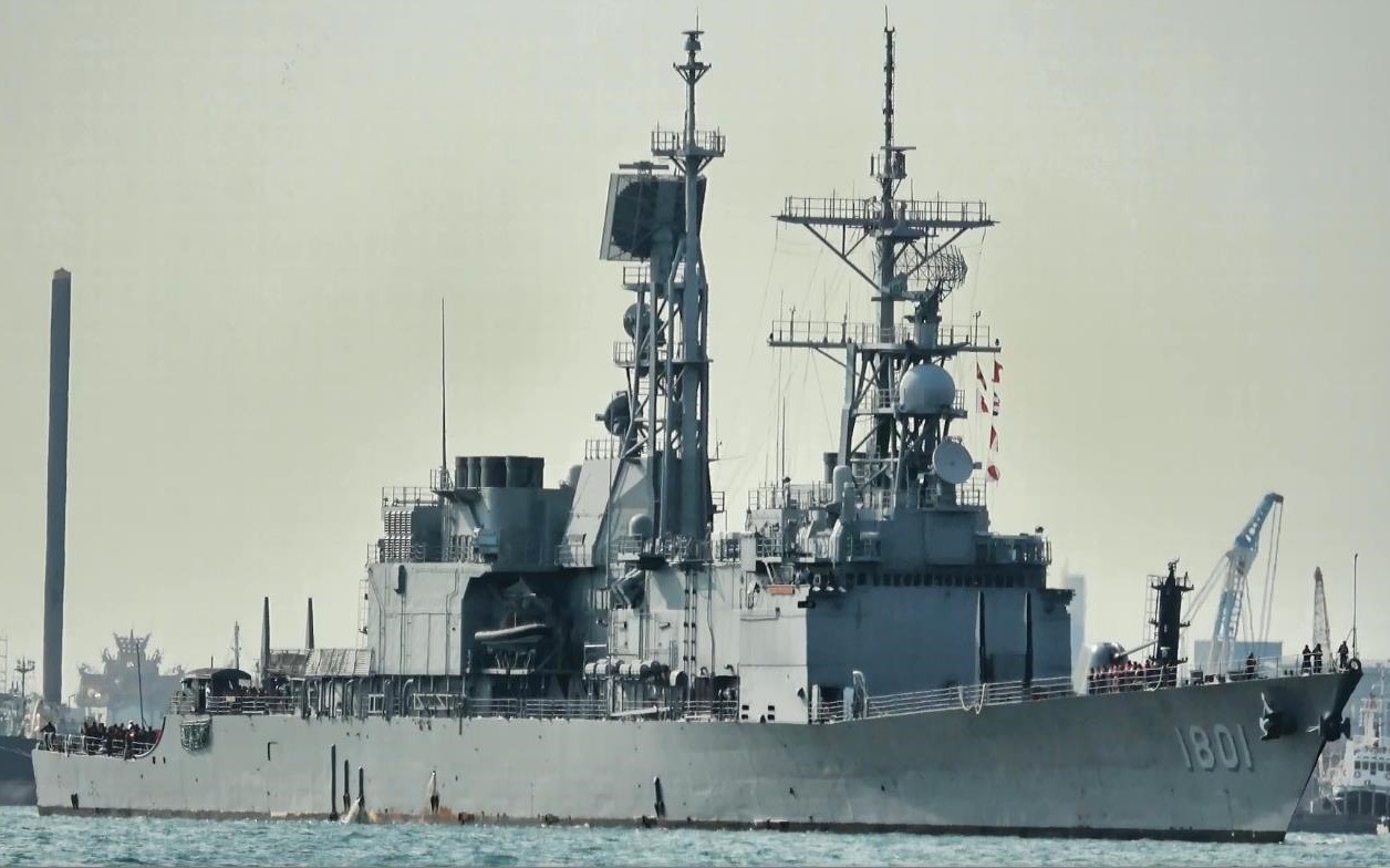 基德级驱逐舰"基德"舰(ddg-1801)基隆港区內缓慢航行(2024/2)
