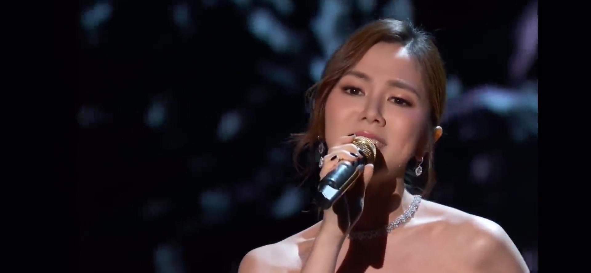 邓紫棋在美国太空总署nasa演唱光年之外华人之光