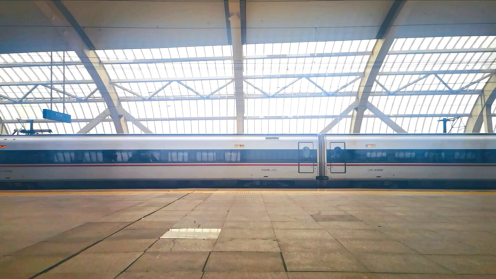 吊州北站进站时巧遇红神龙,不过都被重联老鼠踩了哈哈