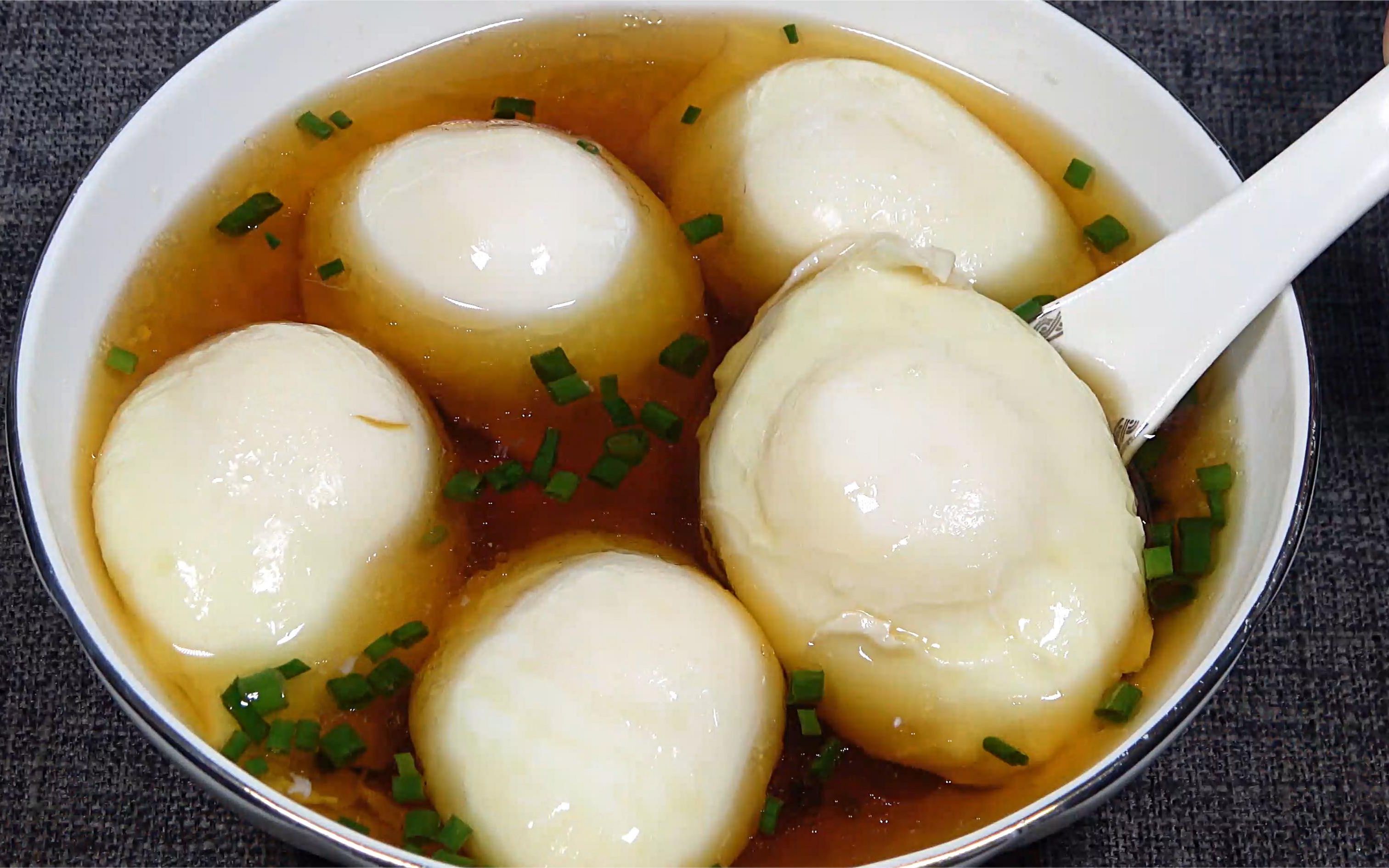 煮荷包蛋时,切记不要直接下锅煮,教你一招,一锅6个一个都不散