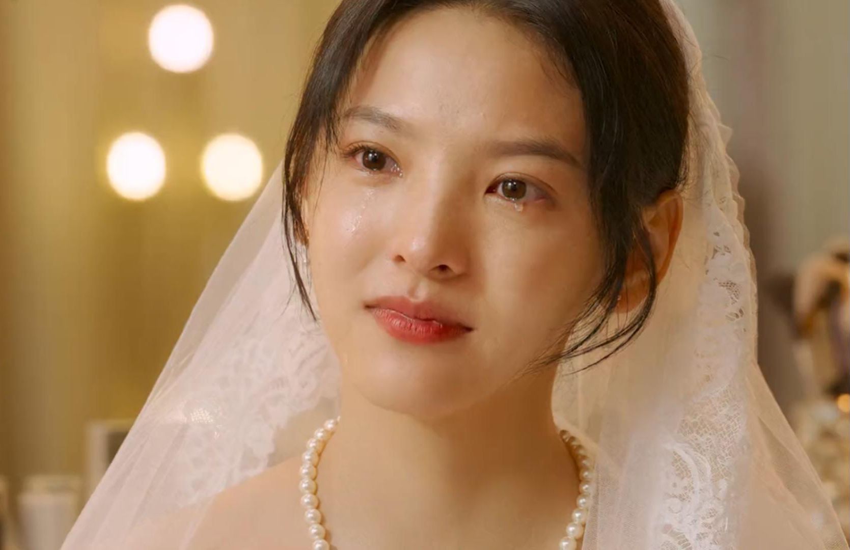 她穿婚纱的样子一定很漂亮吧