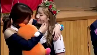 Скачать видео: [twice] 欲拒还迎的豆腐多贤，Momo只爱你的婴儿肥