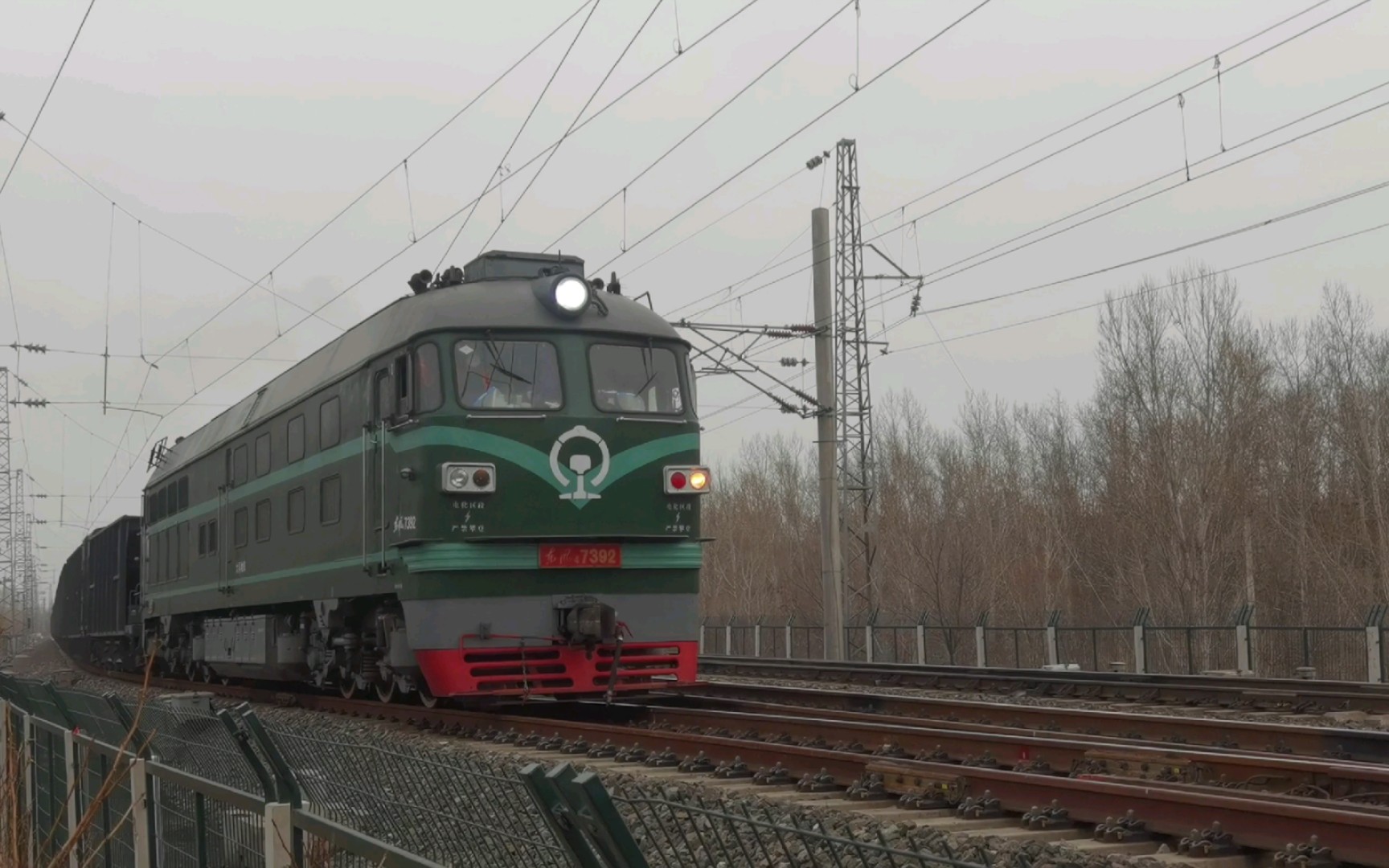 大秦线上的内燃,东风4b西瓜牵引道砟车上行通过