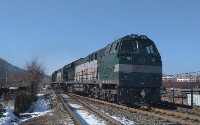 沈吉线双机hxn5牵引的43185次货运列车南杂木站发车,打头沈局吉段hxn5