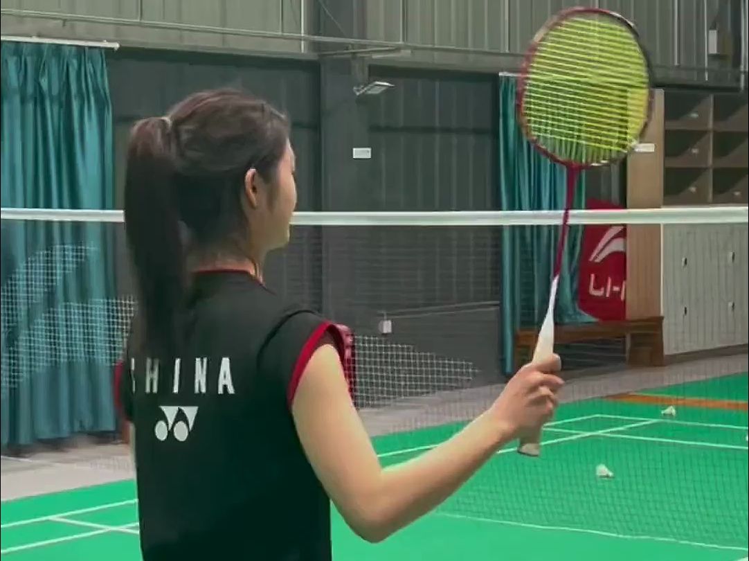 无语…打羽毛球有当美女重要吗