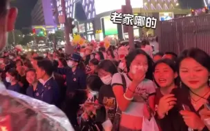 下载视频: 小姐姐偶遇消防员，“专业”问题让蓝朋友招架不住，网友:还好天黑了看不出他脸红