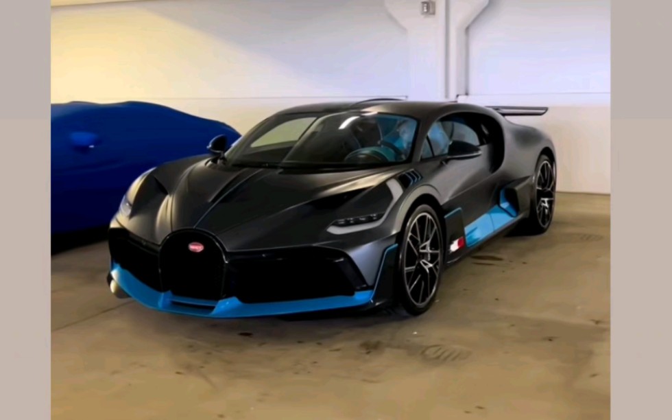 两台不同颜色的布加迪divo 你更喜欢哪台呢?