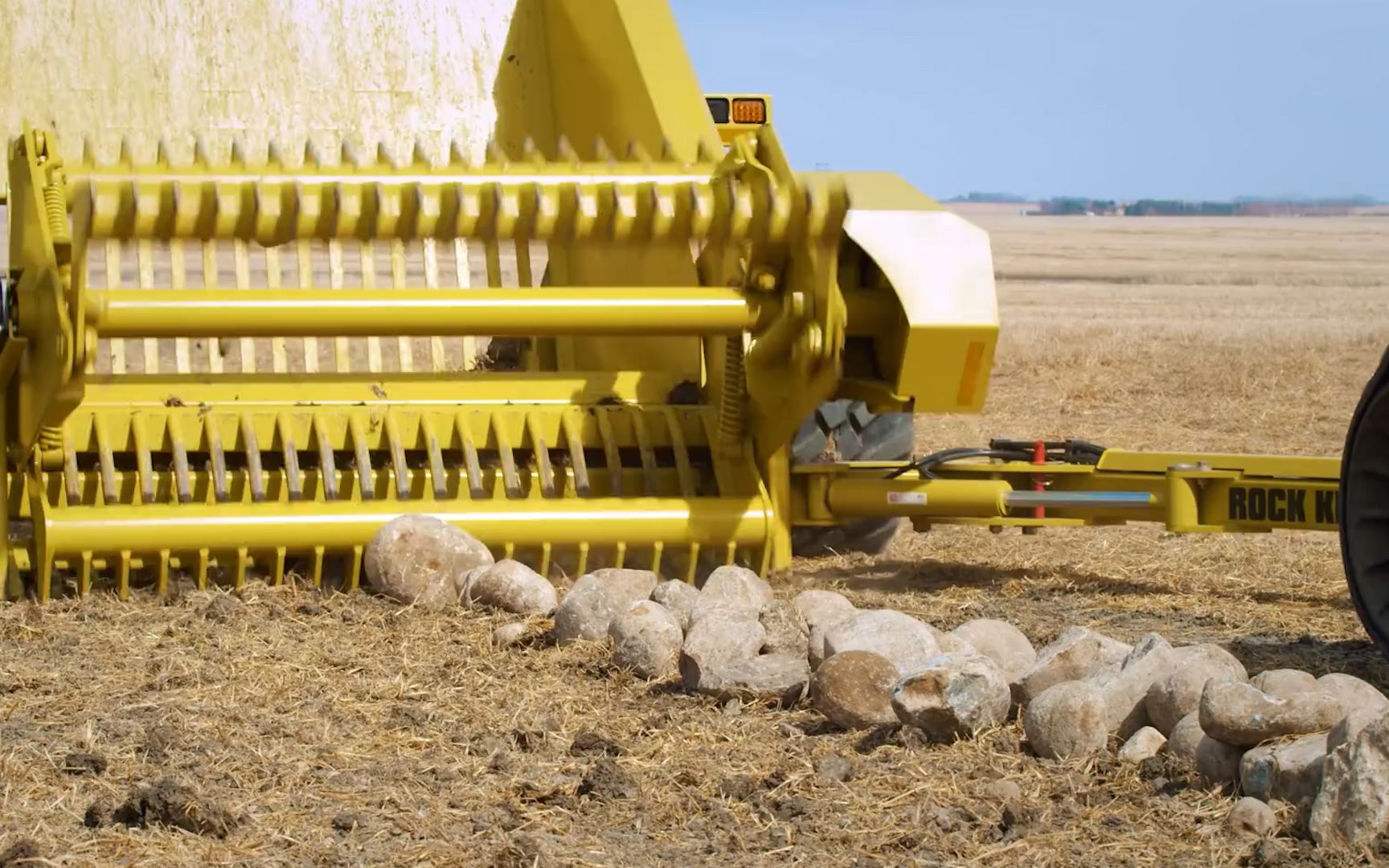 国外研发石头清理机,一台机器开过,百亩戈壁变良田