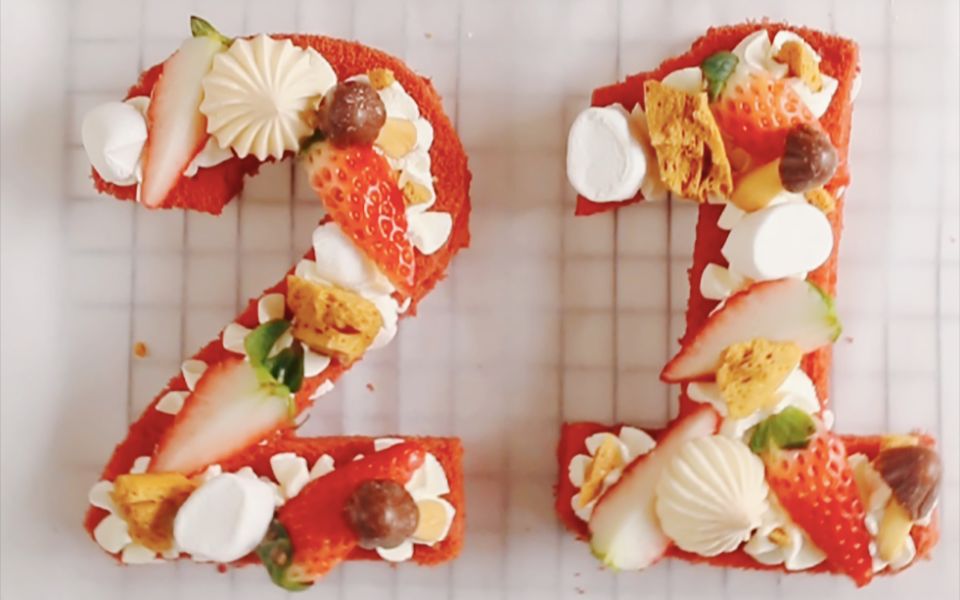 跨年蛋糕红色数字蛋糕是对2020的总结也是对2021的展望希望来年诸事