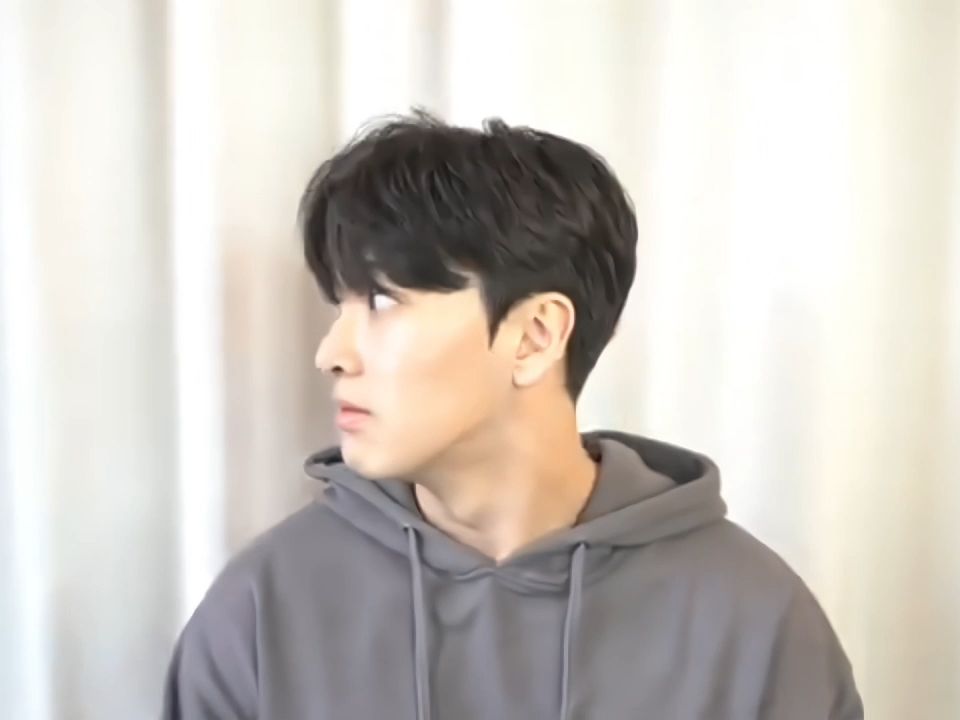 男生四六分发型,用韩式男发修剪技术,简单易学