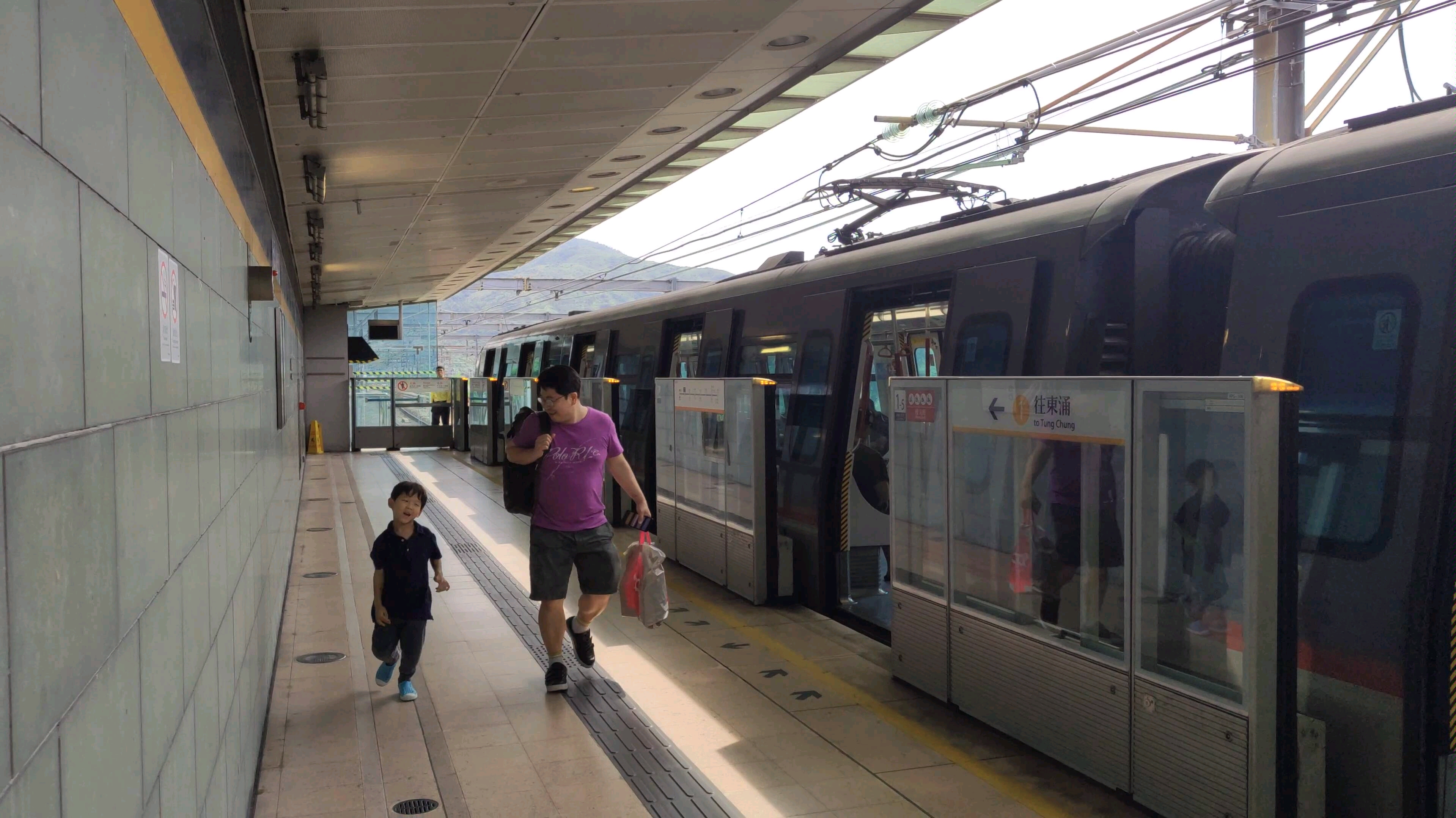 mtr港鐵東涌線列車欣澳出站