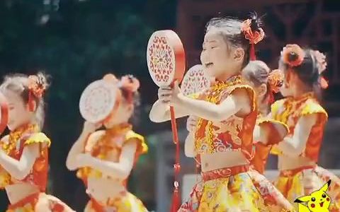 [图]幼儿园元旦舞蹈排练《太平女儿鼓》🔥幼儿园元旦舞蹈排练《太平女儿鼓》💃幼儿园节日舞蹈排练，元旦晚会舞蹈节目👯幼师幼教必备舞蹈练习曲目，幼儿园老师收藏幼儿舞蹈