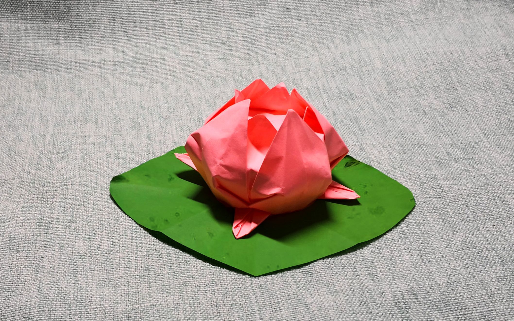 【折纸】亲子互动手工折纸,含苞欲放的荷花,一款简单漂亮的纸花折法