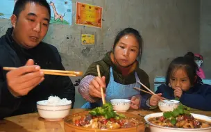 Скачать видео: 包立春卖完猪，桃子姐做一盆肥肠血，川味十足，麻辣过瘾，美滋滋