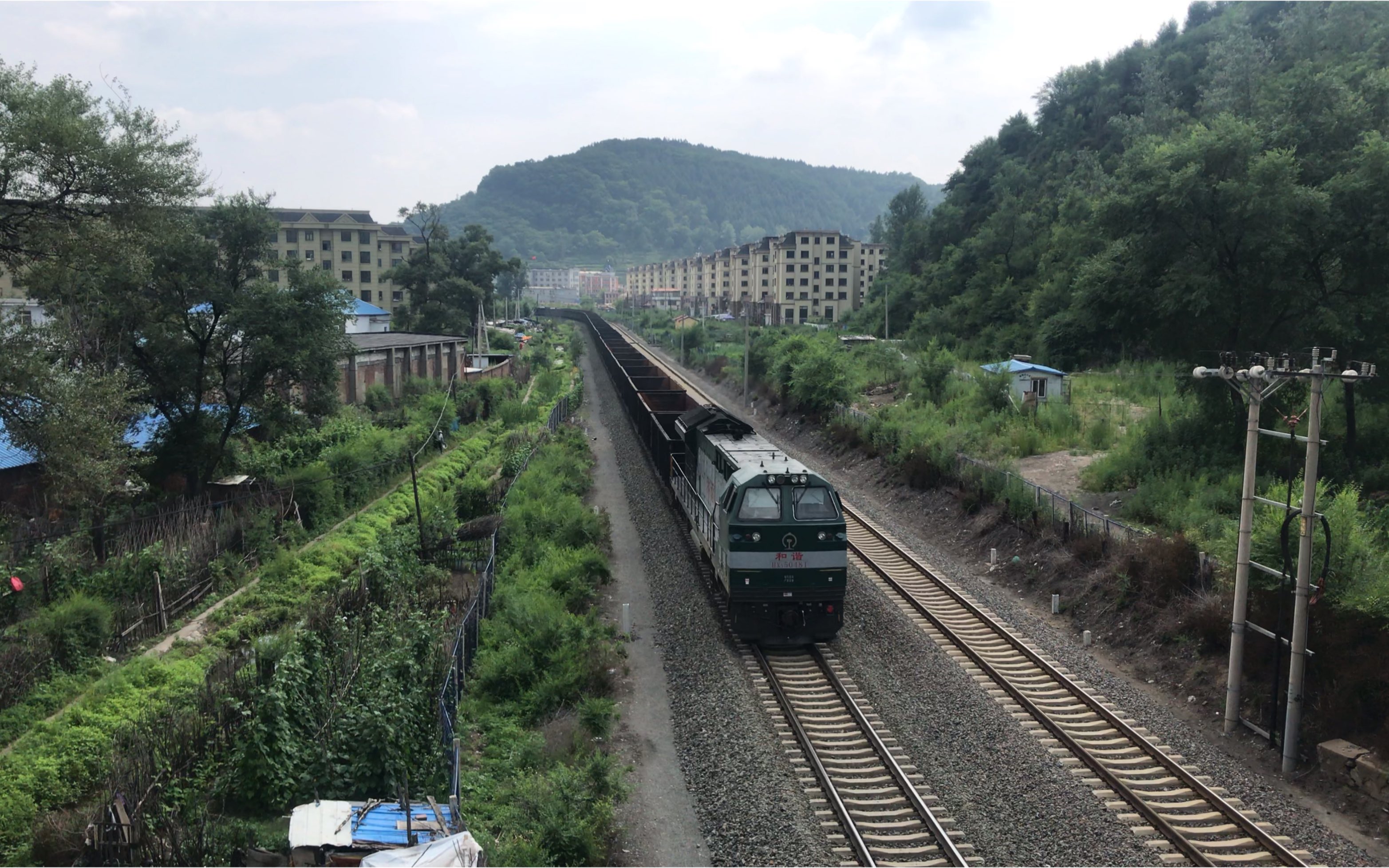 沈局梅段hxn5 0481牵引43042鸣笛通过梅集线无人看守道口接近梅集线