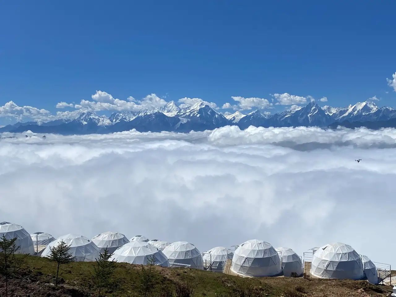 在牛背山看云海和贡嘎雪山