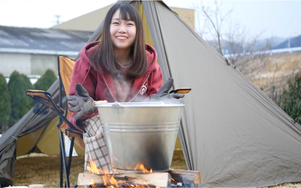 [图]【露营女孩】户外露营柴火烧水泡脚太惬意了