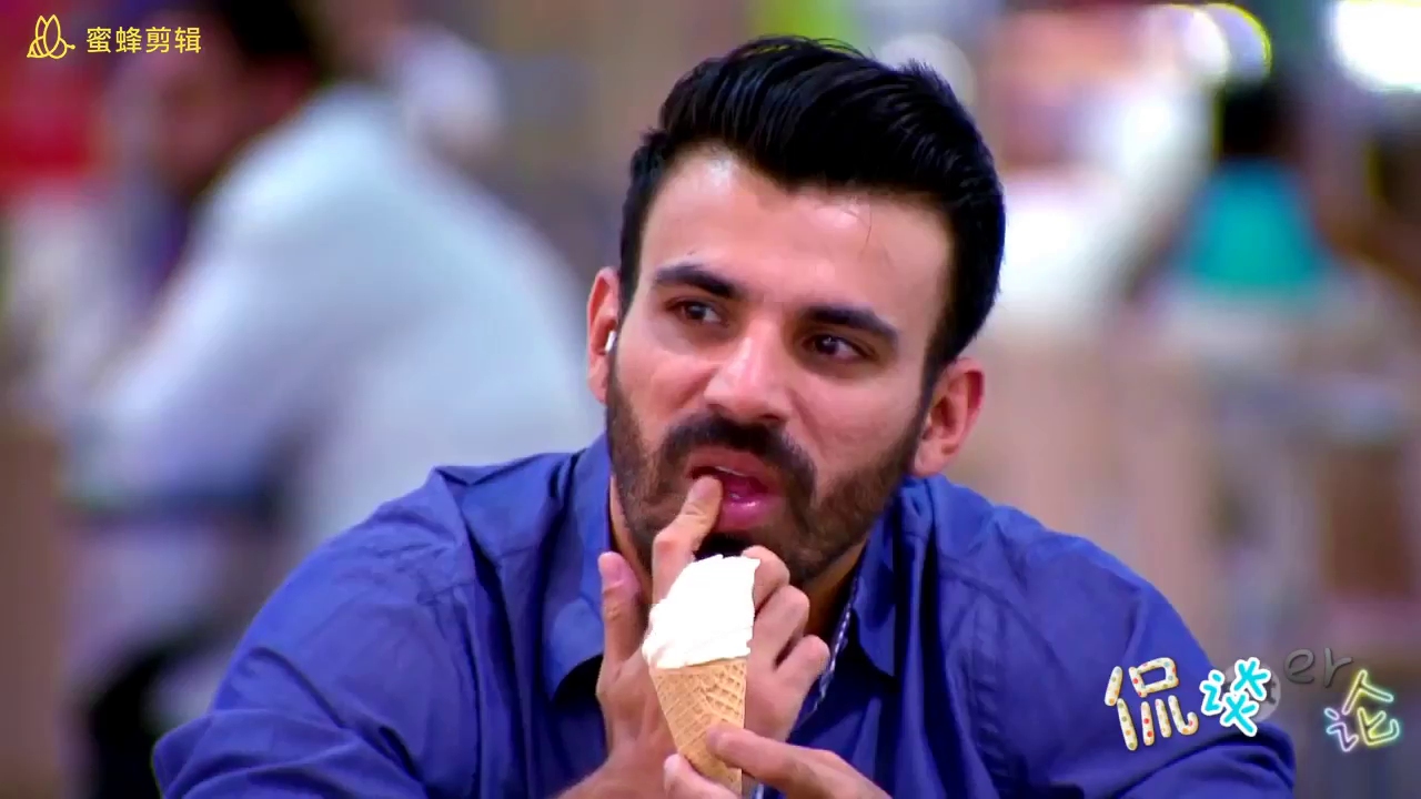 国外帅哥假装盲人挑逗隔壁美女只是最后的结果比较尴尬