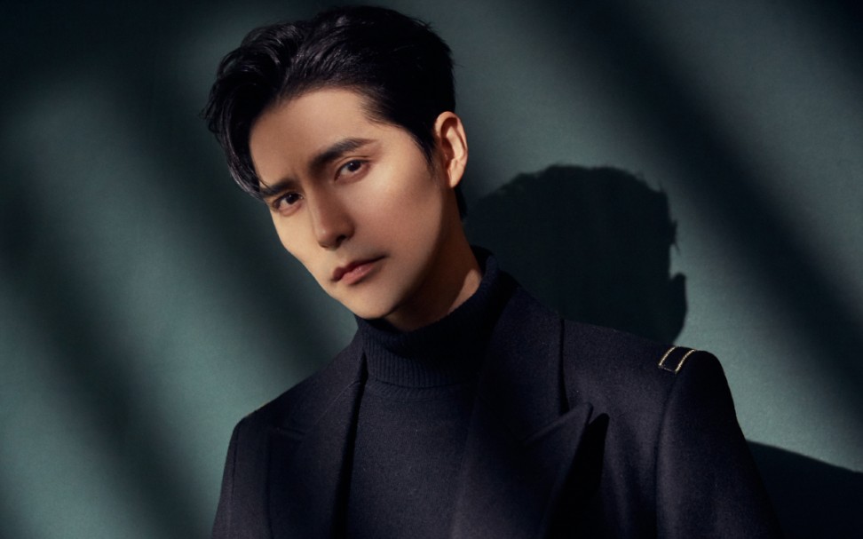 阿云嘎cosmo时尚盛典阿云嘎黑色条纹西装现身cosmo时尚盛典红毯并现场