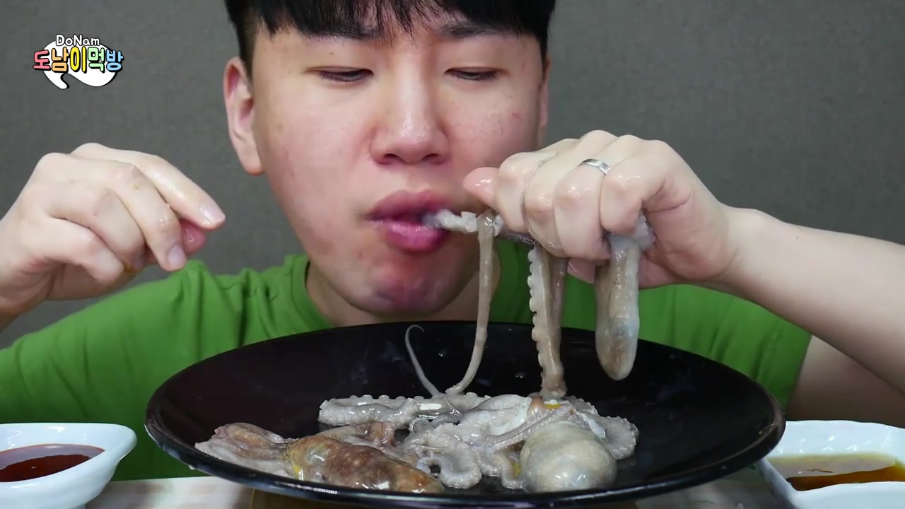 韩国吃播donam小哥吃生八爪鱼w