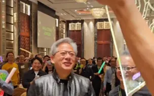 Video herunterladen: 英伟达CEO黄仁勋深圳年会抽奖抽到“华为”！