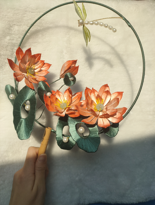 [缠花]睡莲团扇,图纸来自蕉窗夜雨,第一次做扇子,感觉还不错,虽然叶子