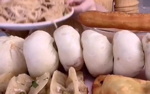 [图]吃不饱的晴子啊咸豆浆配油条，包子，煎饺，拌面（拌粉）