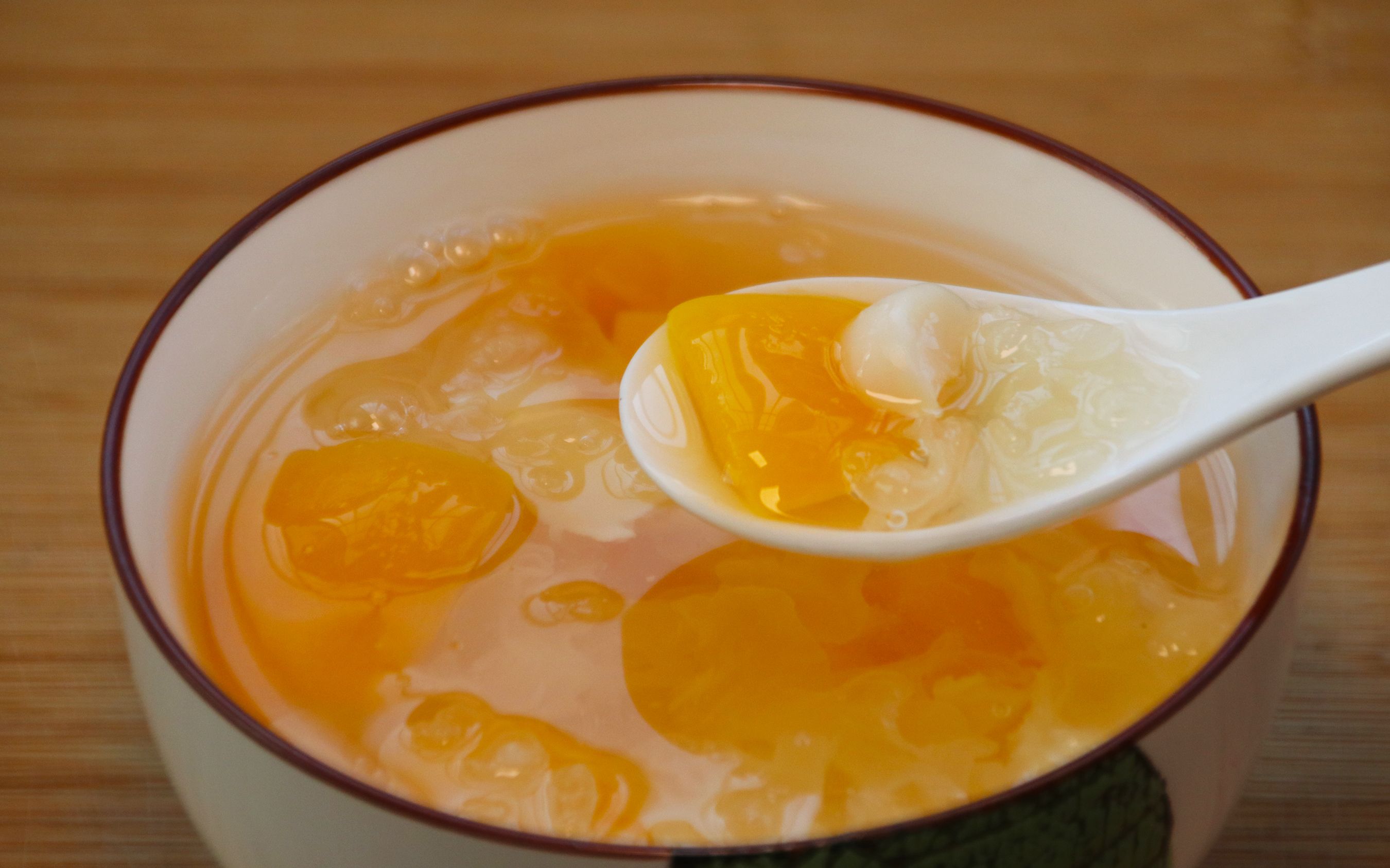 1个银耳4个枇杷,教你简单一做,酸甜开胃又去火,老少皆宜