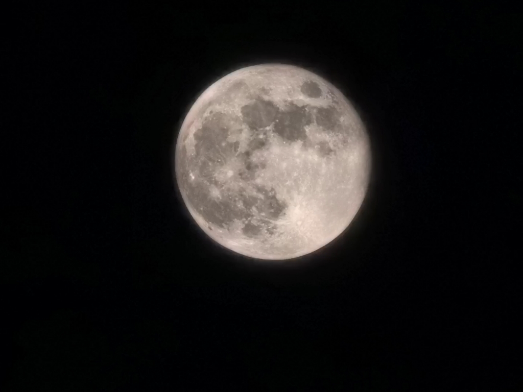 华为mate6050倍相机下的月亮