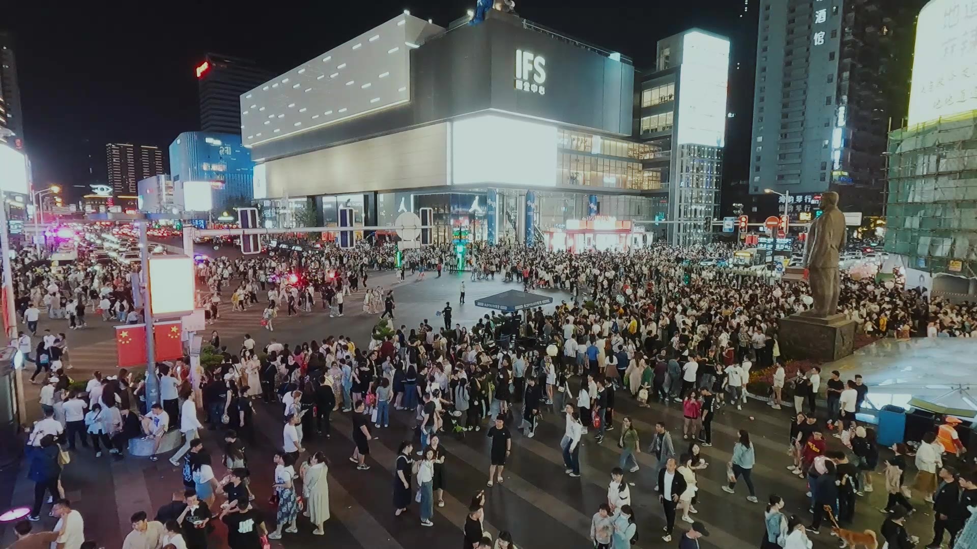 在长沙的五一广场看『特种兵』式的人潮人海