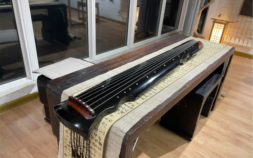 松石间意古琴是北宋宣和二年官琴局御制,有天府奇珍之誉.