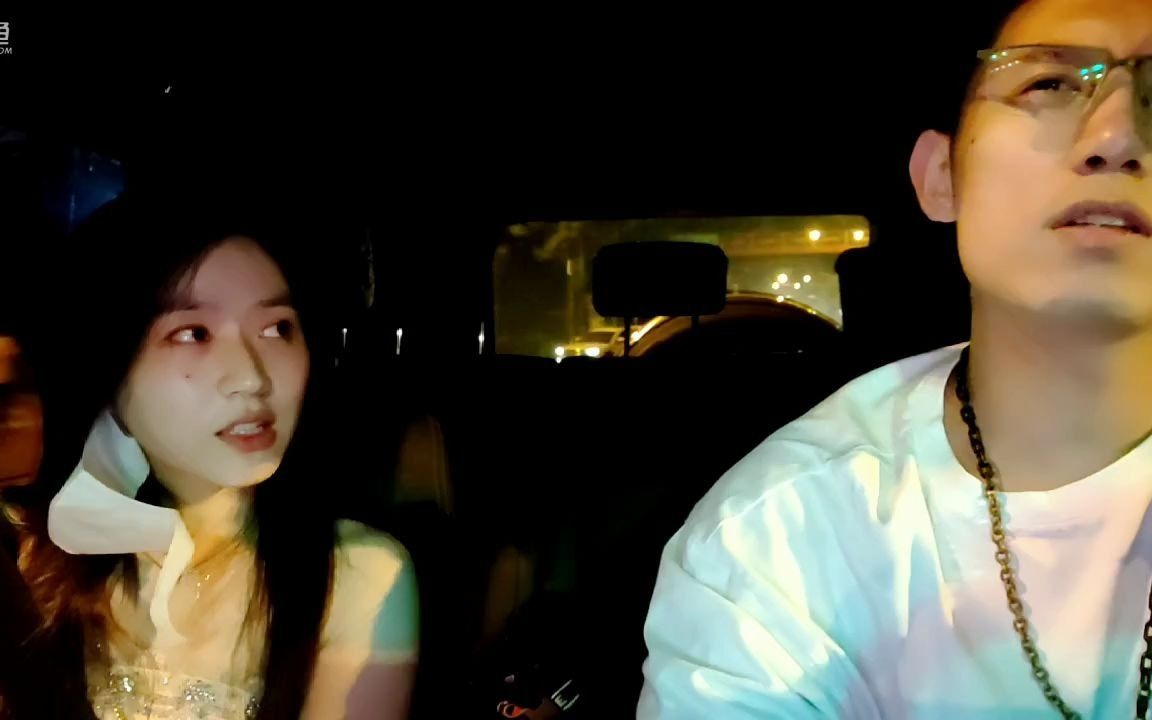 td丶正直博和潘娅去看露天电影2021811