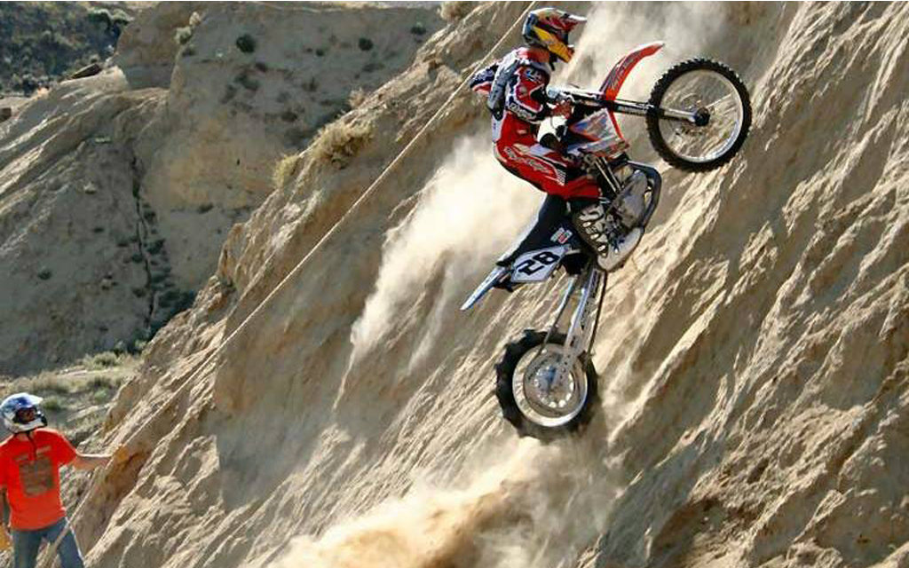 美国摩托车爬坡比赛,这坡度快90度了