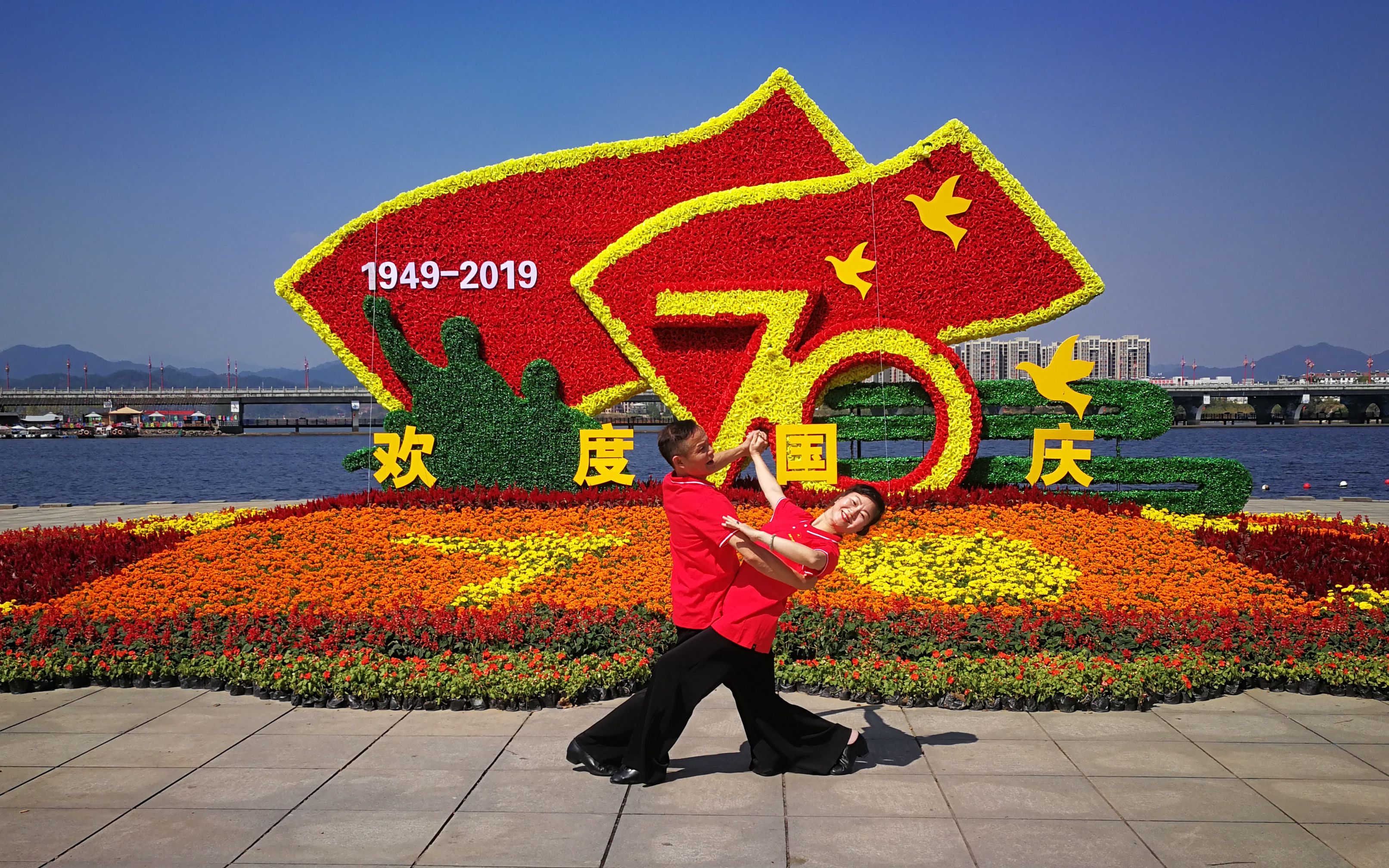 [图]交谊舞快三《我和我的祖国》，祝祖国繁荣昌盛！祝大家越来越幸福