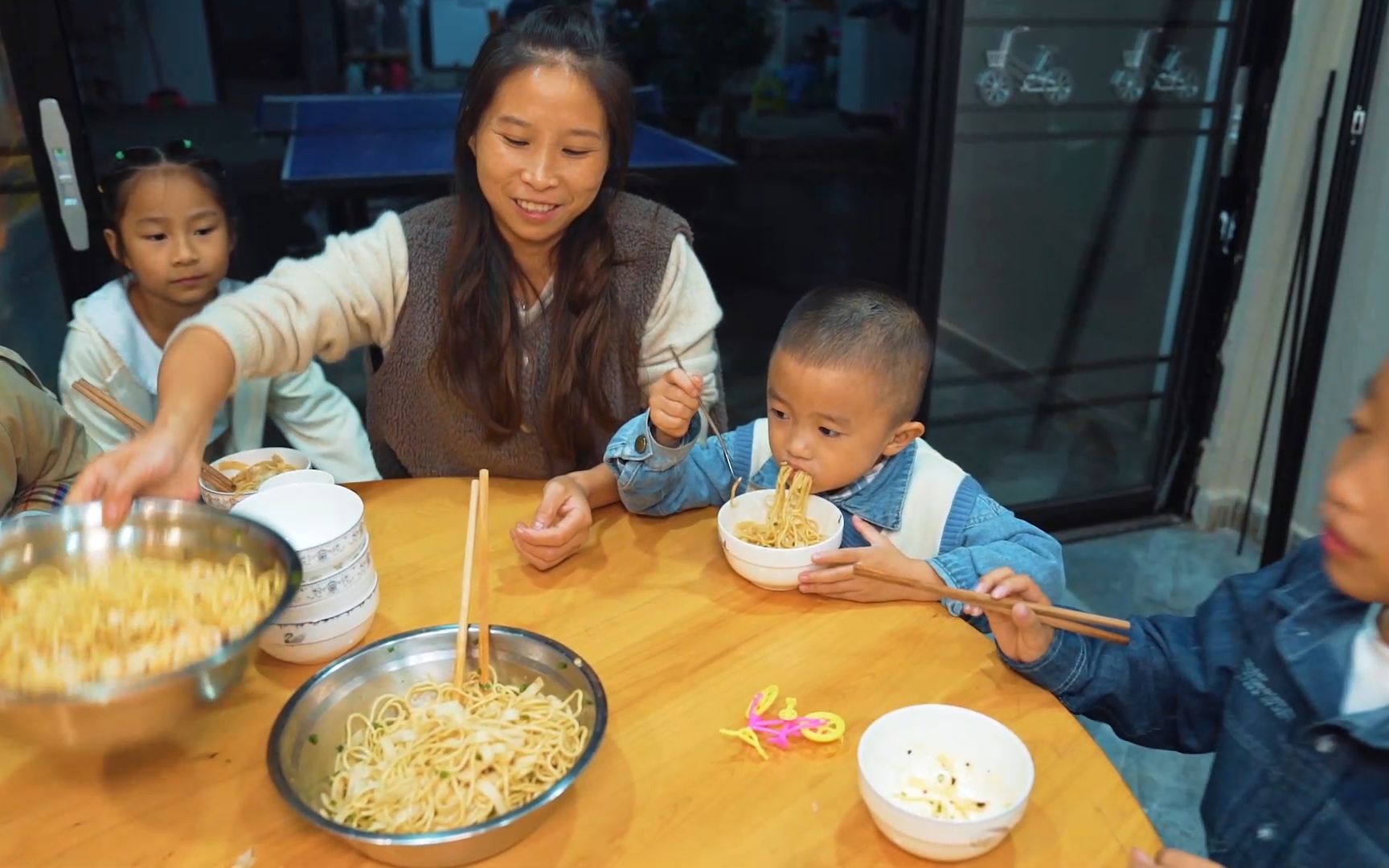 [图]桃子姐和姐妹逛街回家，做两大盆凉面米面二合一，大人小孩都爱吃